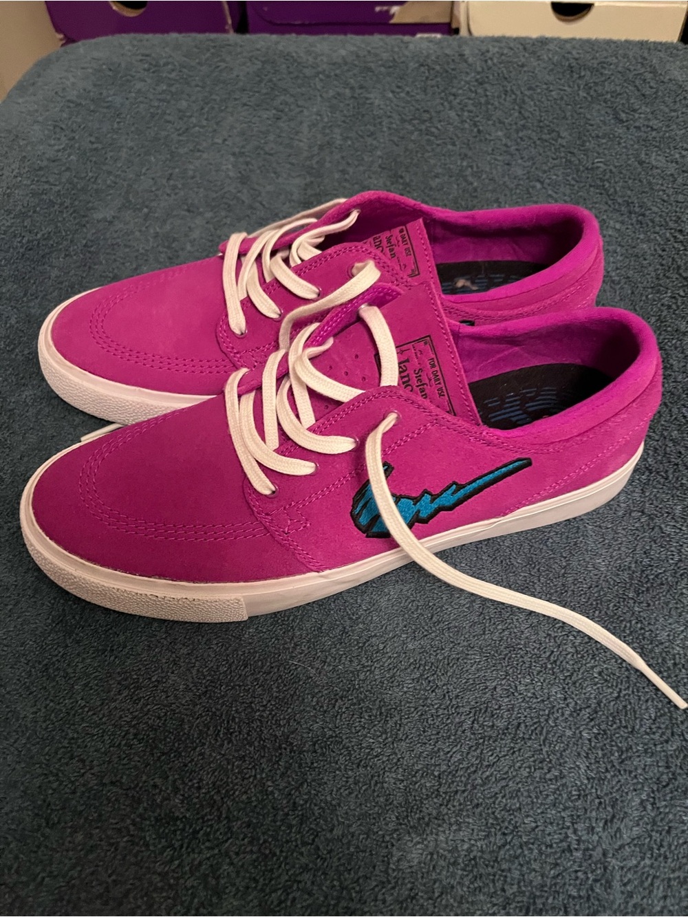 Women’s8.5 men’s 8 Stefan Janoski Suede Low-Top Sneakers with White Laces